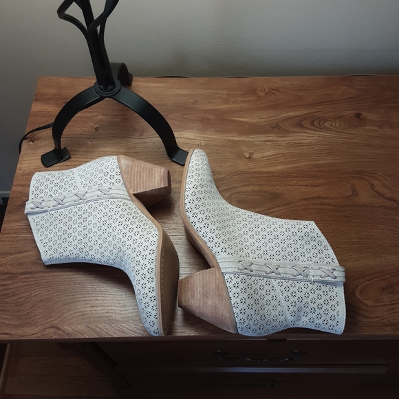 ⛔SOLD!!Frye&Co Maley Perforated Bootie Women - Picture 8 of 11